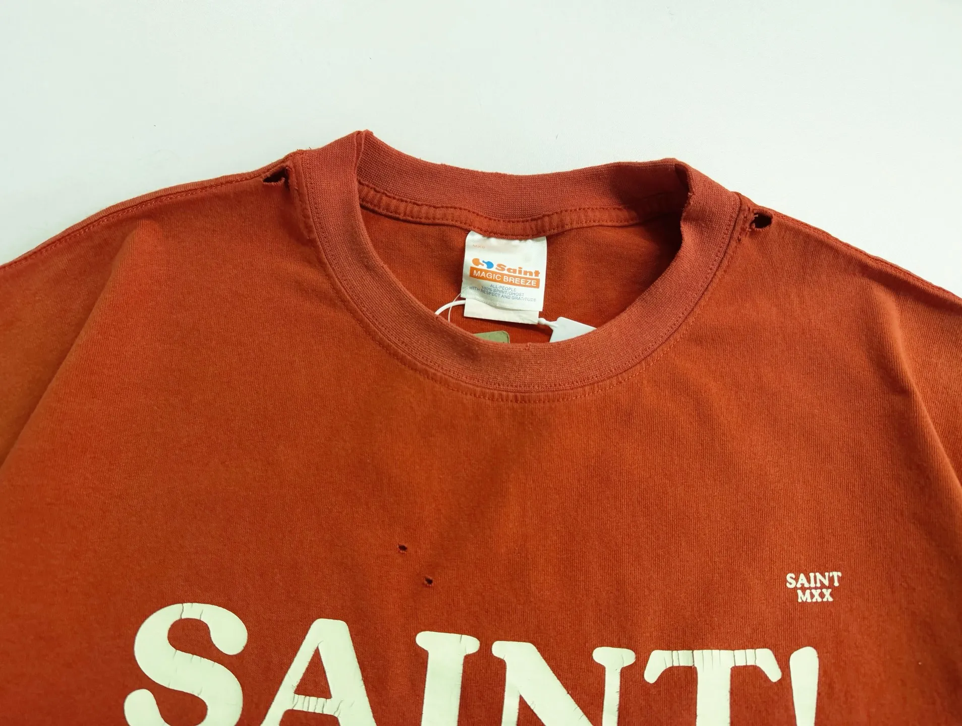 ❥8045 P136 Saint Mxxxxxx red distressed short-sleeve made of pure cotton fabric 290g loose fit process: cracked pulp printing + holes + spray-coded batik fried and washed Size: (S-M-L-XL) Color: washed red
